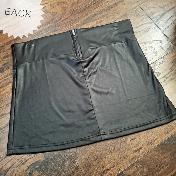 90s Grunge | Large | Faux Leather Mini Skirt - Picture 2 of 6
